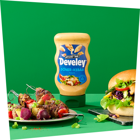 Ein paar Fleischspieße und ein Döner garniert mit der Döner-Kebab Sauce von Develey