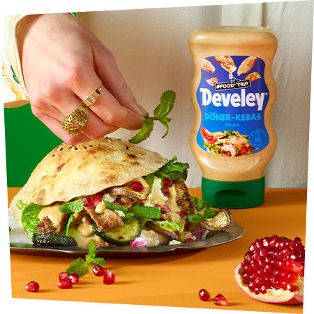 Develey Foodtrip Döner-Kebab Sauce in der 300 ml Flasche auf Kalb-Zucchini-Auberginen-Döner mit Minze und Granatapfelkernen