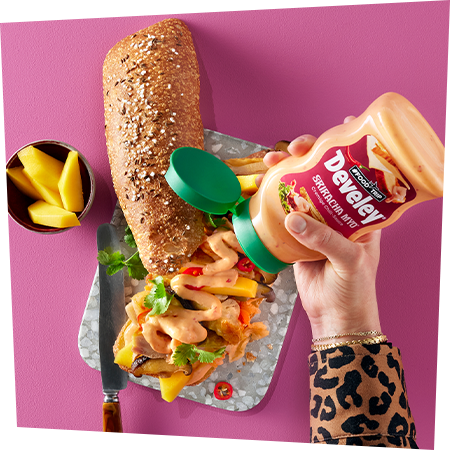Develey Foodtrip Sriracha Myo 300 ml in der Flasche mit crispy Chicken und Mango Sandwich