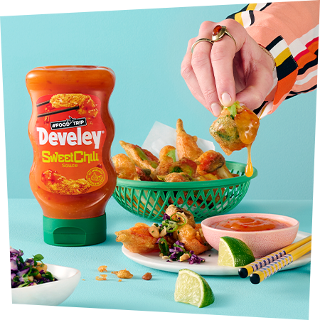 Develey Foodtrip Swee Chili Sauce 300 ml in der Falsche mit gedipptem Tempura Gemüse
