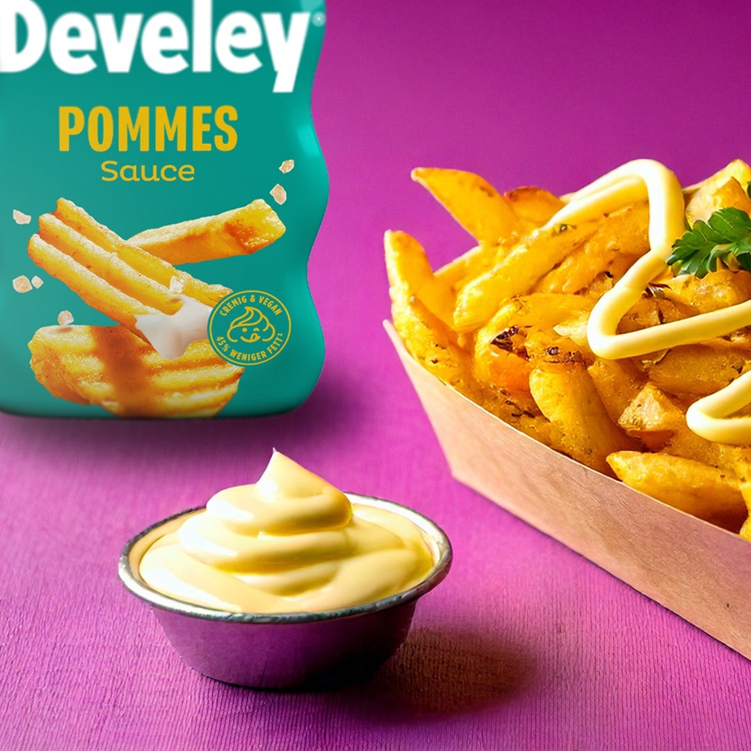 Eine Portion Pommes serviert mit der Pommes Sauce von Develey