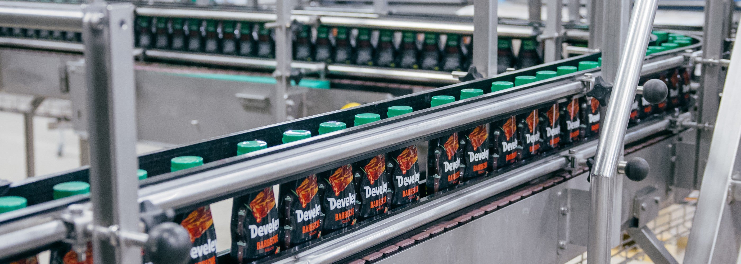 Develey Barbecue Sauce 250 ml Flaschenproduktion