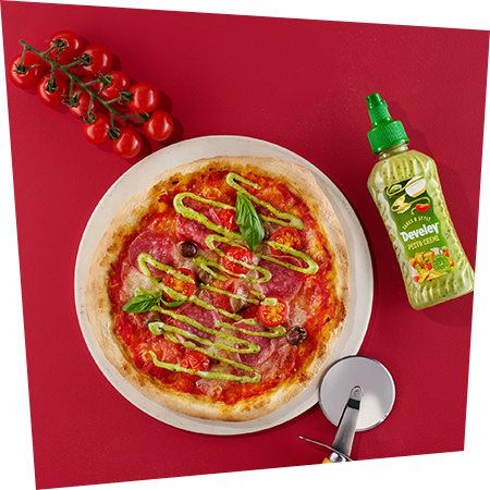 Eine Pizza mit Salami, getoppt mit der Sauce & Style Pesto Creme Sauce von Develey