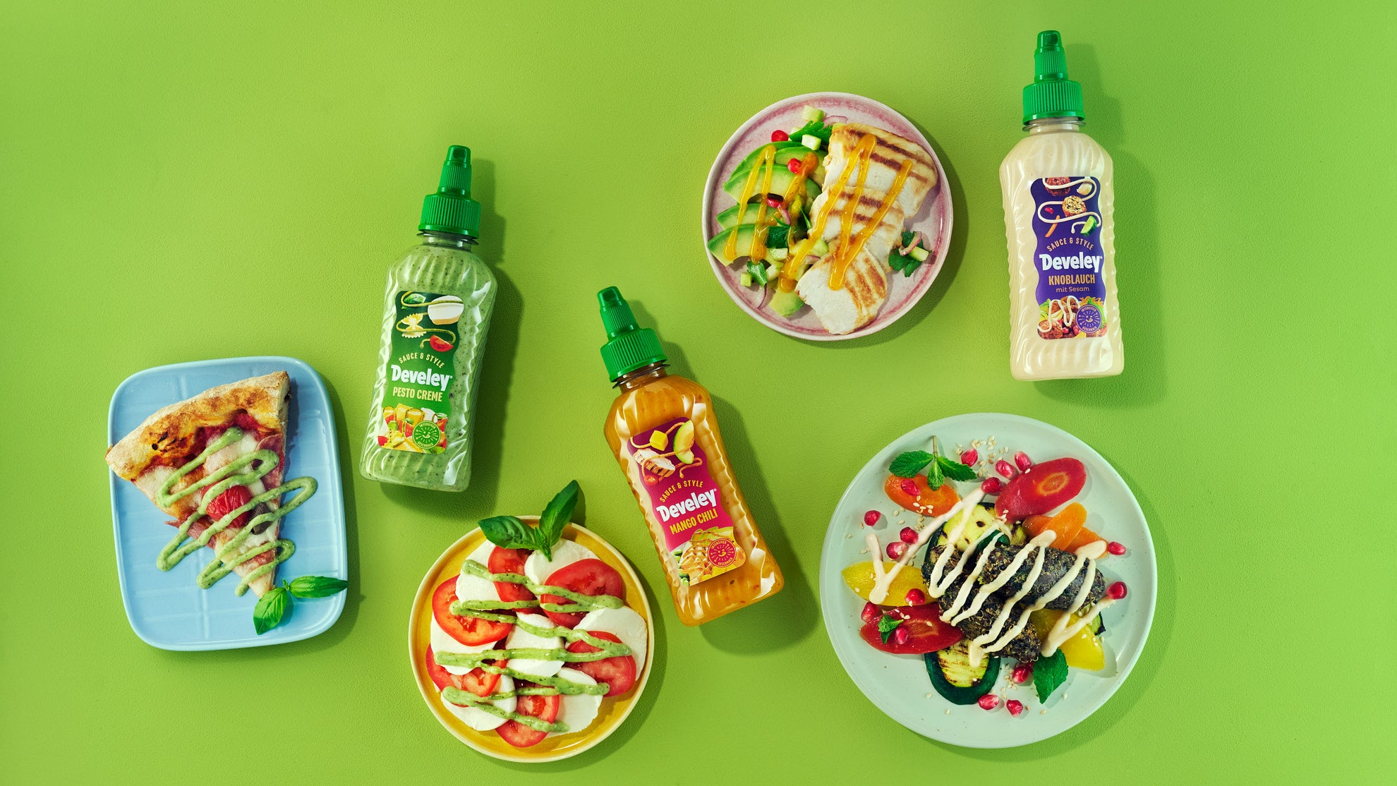 Die drei Sauce & Style Saucen von Develey mit getopptem Hähnchen, Pizza, Tomate-Mozarella Salat und Falafel