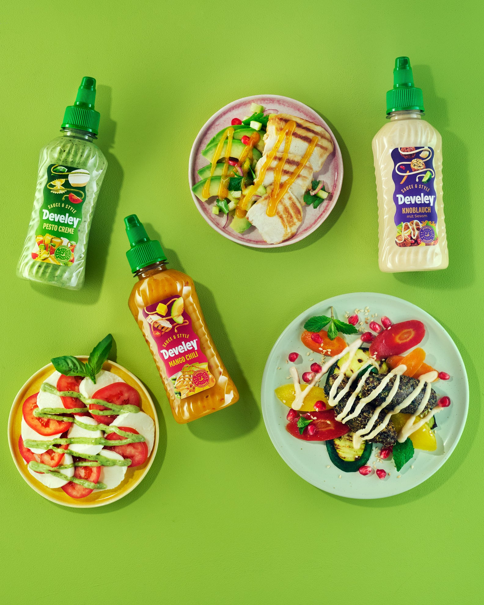 Die drei Sauce & Style Saucen von Develey mit getopptem Hähnchen, Tomate-Mozarella Salat und Falafel