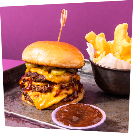 Develey Spicy Burger Sauce 250 ml auf Burger mit Pommes