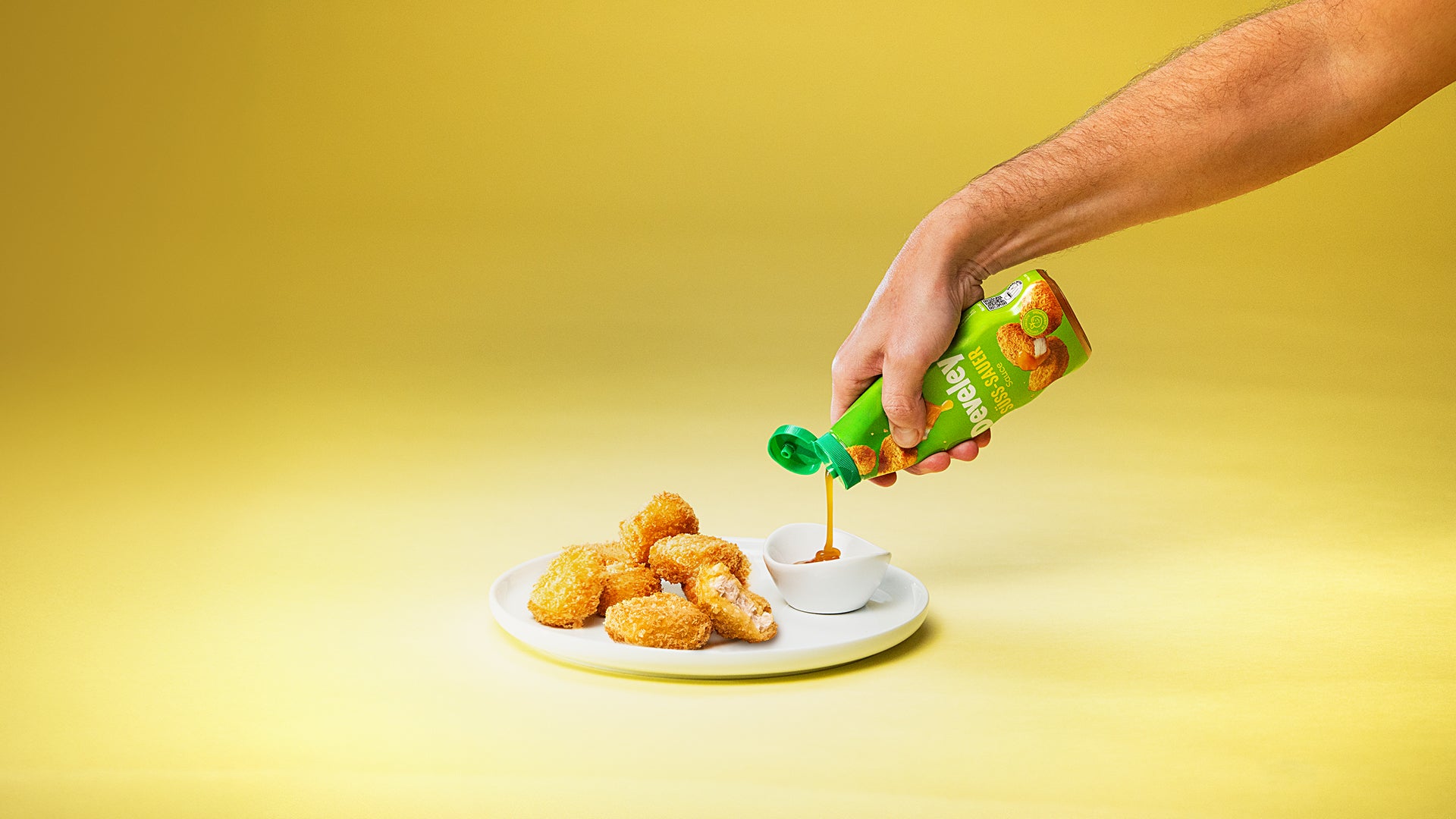 Develey Süß-Sauer Sauce in der 250 ml Wellenflasche mit Chicken Nuggets