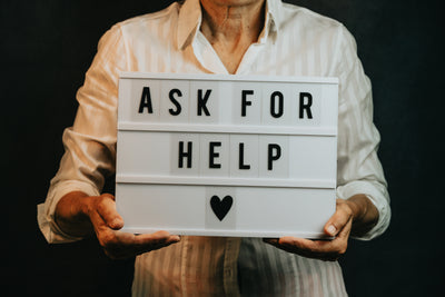 Dame mit Schild ask for help