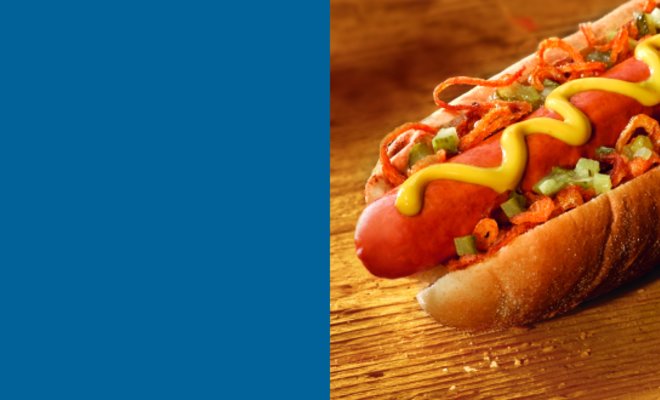 Hintergrundbild Hot-Dog mit Gurken, Senf, Ketchup, Hot-Dog Sauce, Wurst