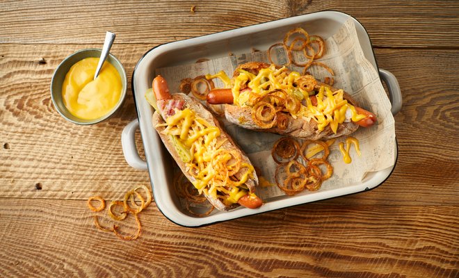 Gegrillter Hot Dog mit Develey Hot Dog Sauce