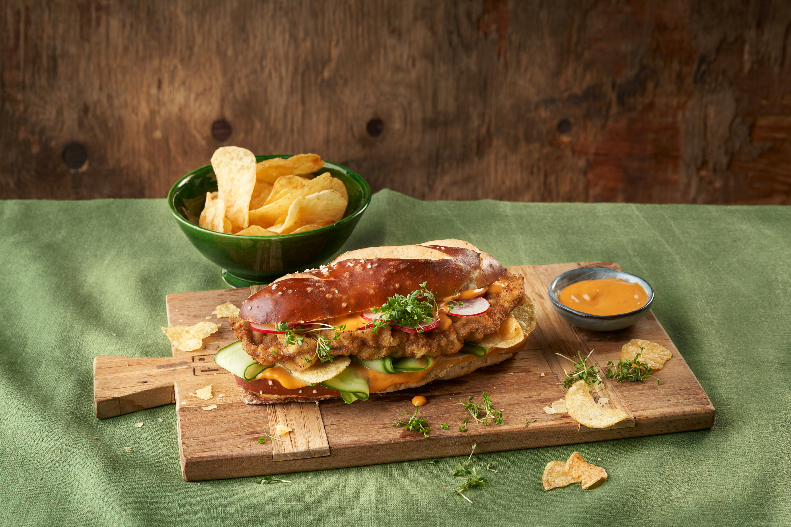Schnitzel Sandwich mit Develey Burger Sauce
