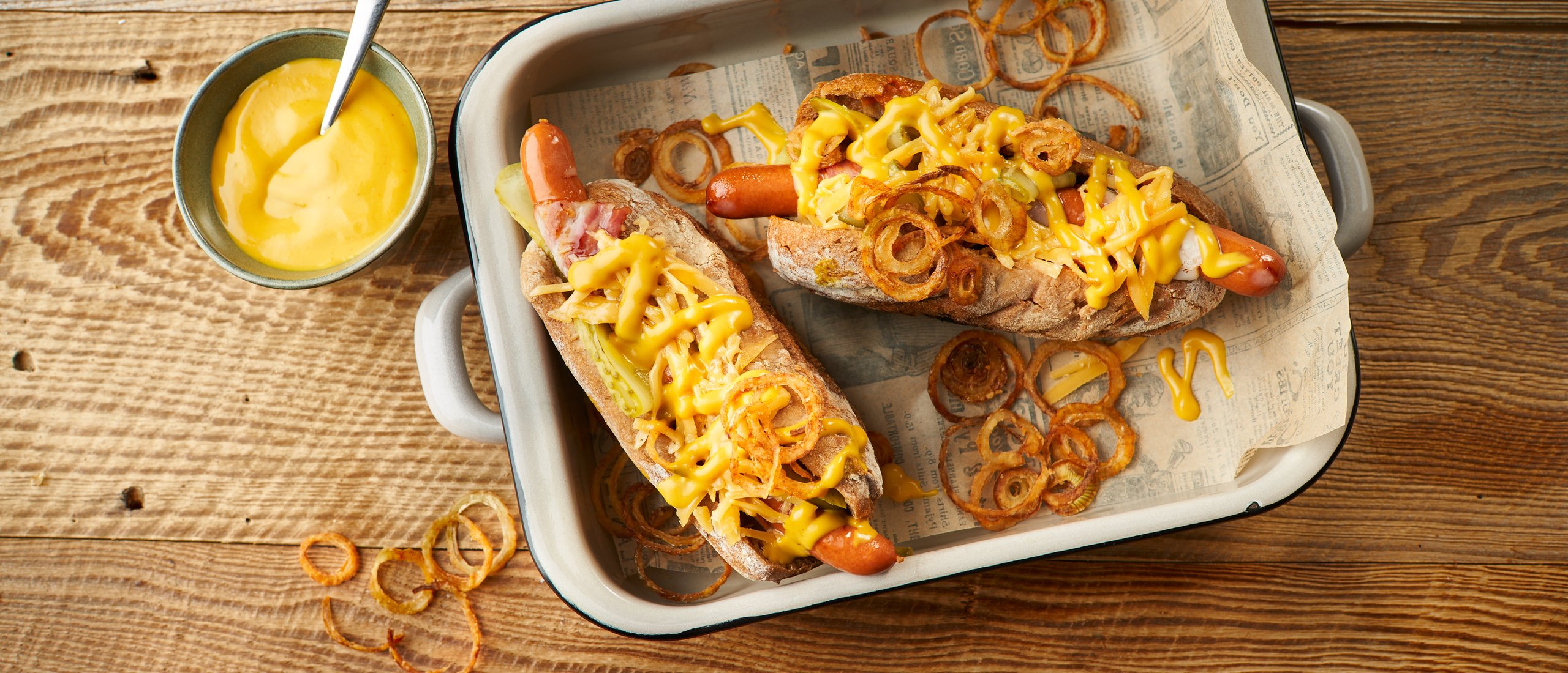 Gegrillter Hot Dog mit Develey Hot Dog Sauce
