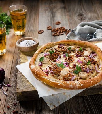 Develey Brezen Pizza - Pizza aus Brezelteig mit Weißwurst und süßem Senf