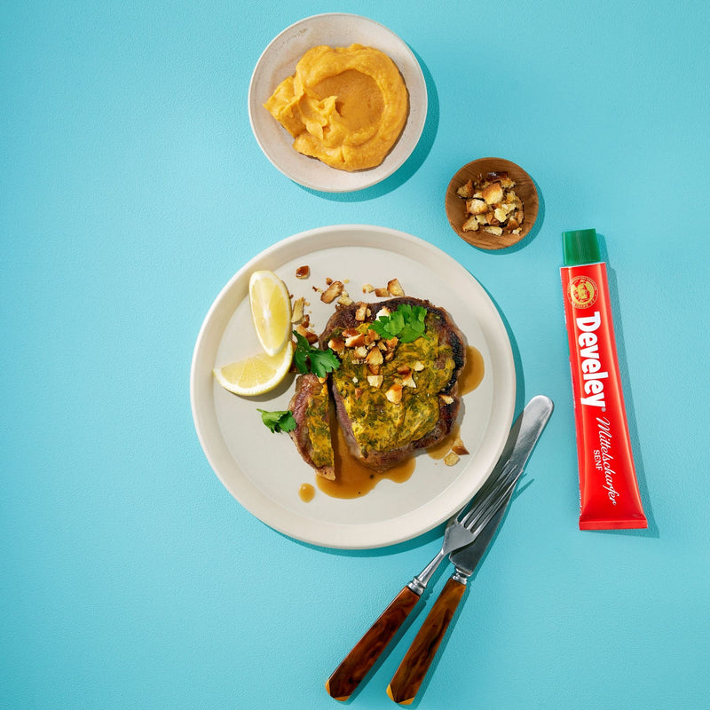 Gebratenes Schweinenackensteak mit Petersilien-Senf und knusprigen Brezenbröseln