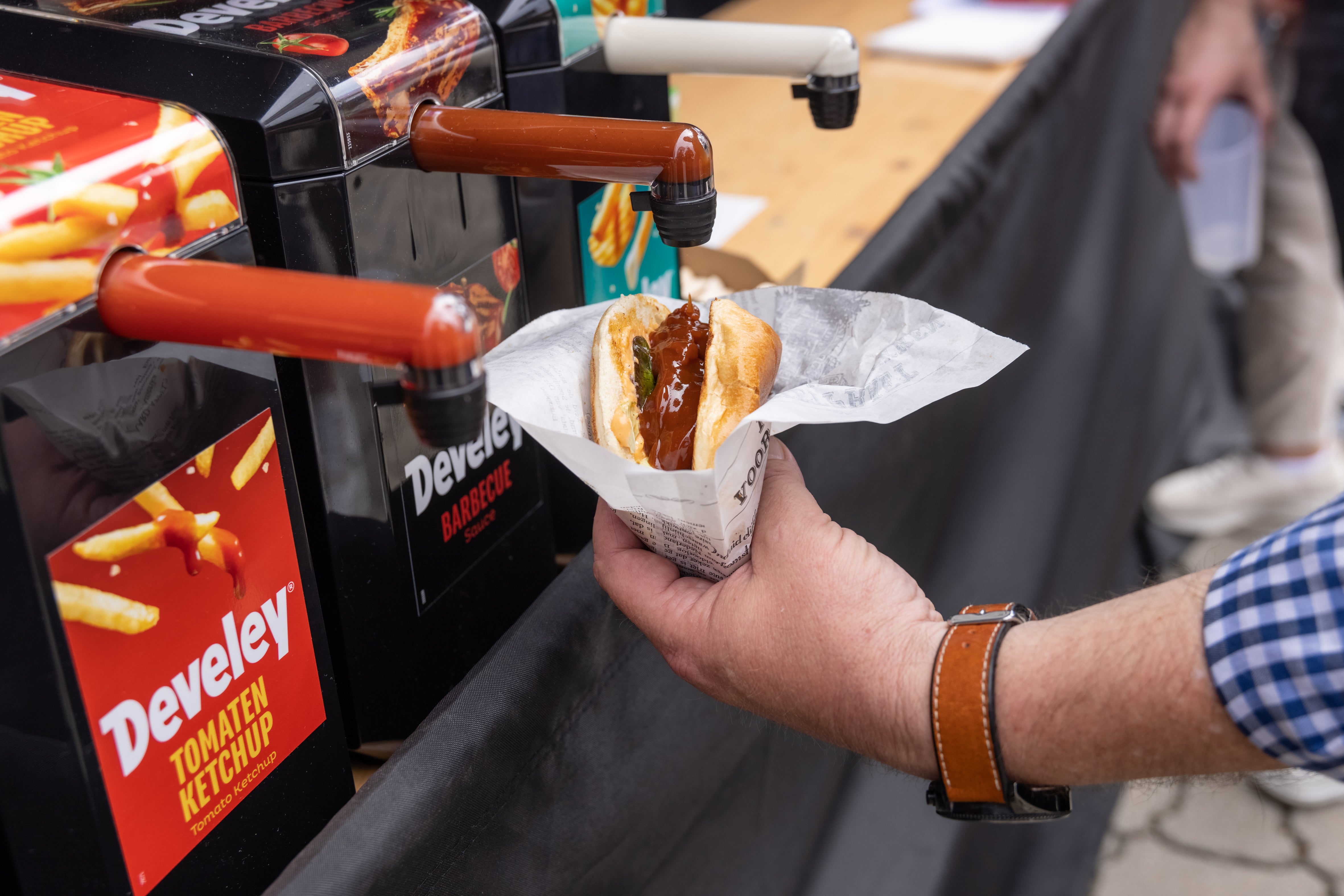 Drei verschiedene Saucenspender der Marke Develey mit den Sorten Ketchup, Barbecue Sauce und Pommes Sauce