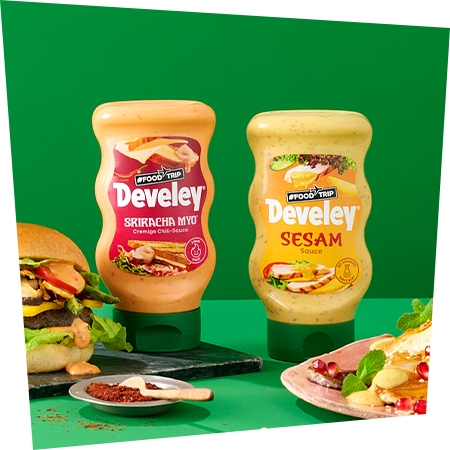 Develey Foodtrip Sriracha Myo und Sesam Sauce in der 300 ml Flasche mit Burger und Gemüseteller